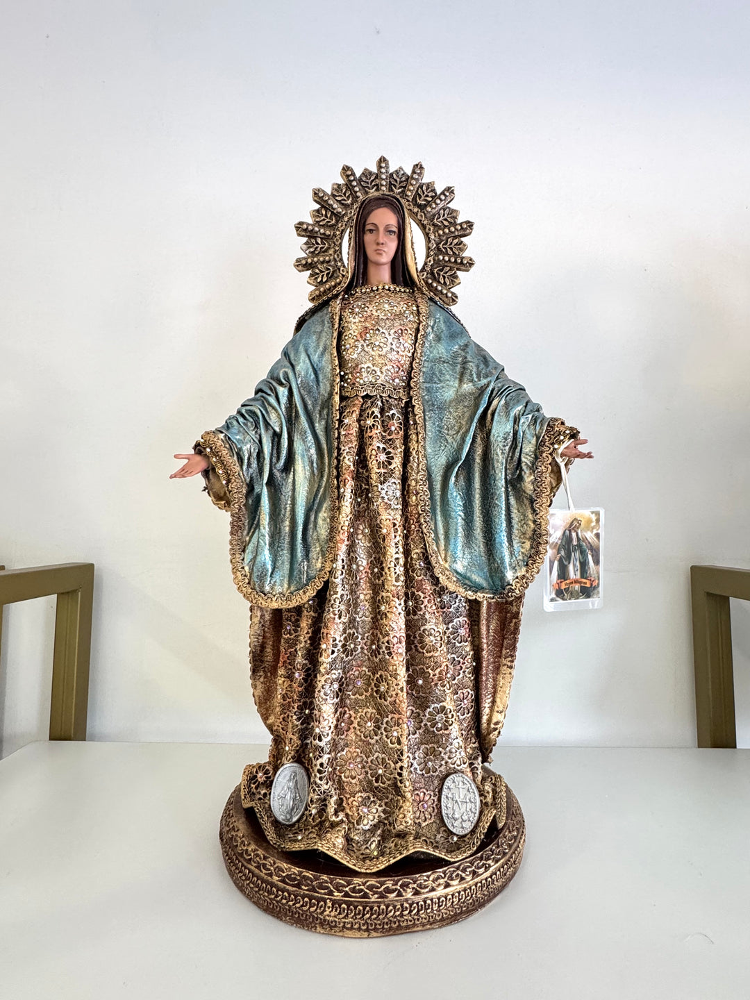 Virgen Milagrosa detalles en Swarovski