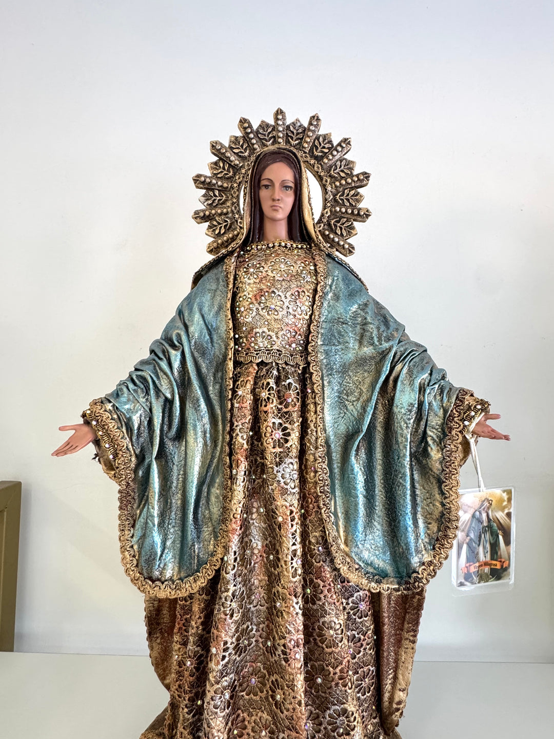 Virgen Milagrosa detalles en Swarovski