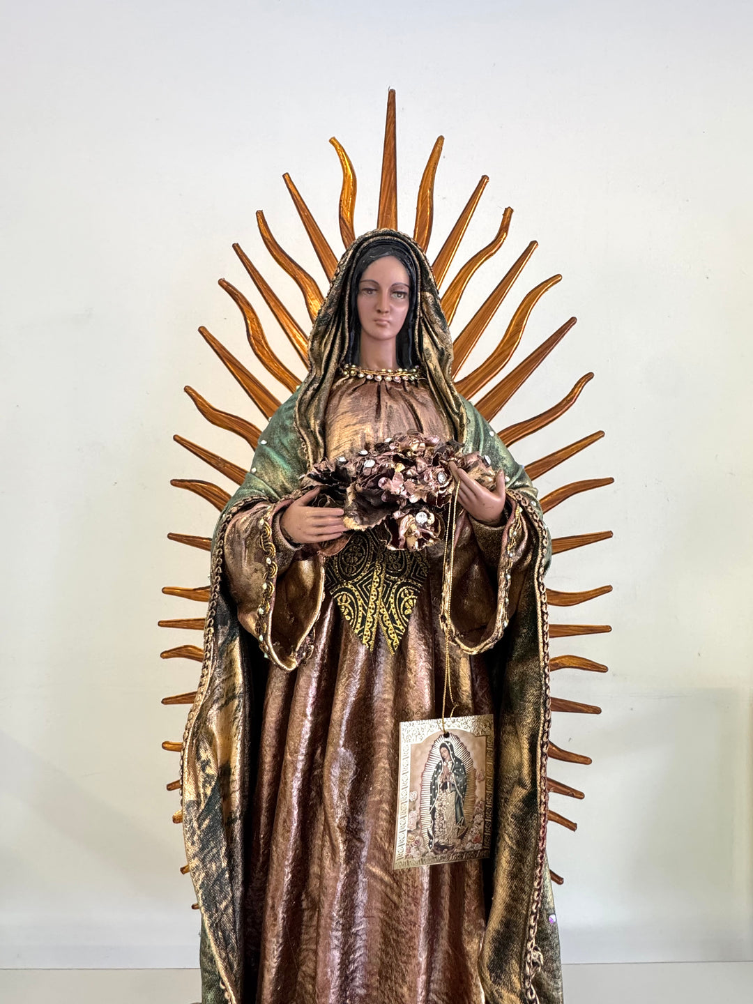 Virgen de Guadalupe Rosas detalles en Swarovski