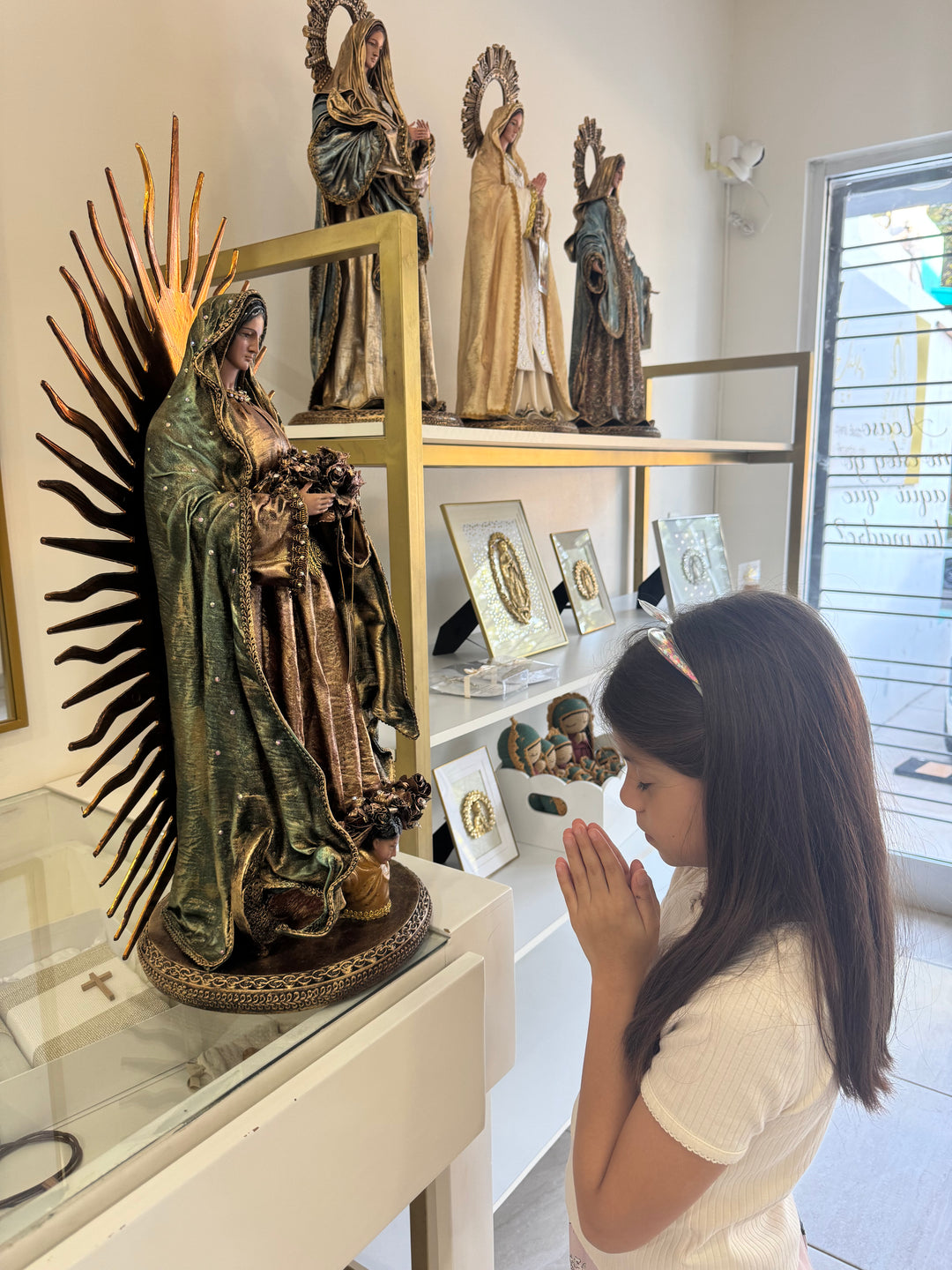 Virgen de Guadalupe Rosas detalles en Swarovski
